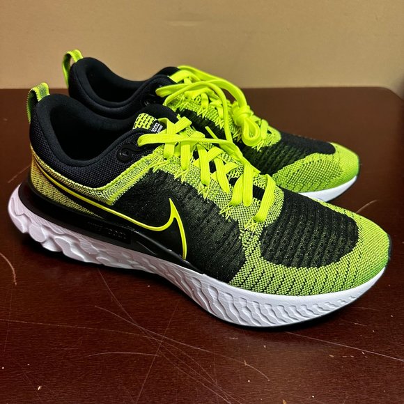 Nike Mens Volt Black React Infinity Run Flyknit Athletic Running